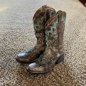 Corral brown with stitched design size 4 1/2